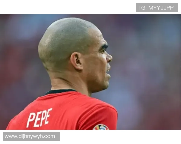 足球明星遭遇意外被踢到脸瞬间引发全场惊呼视频曝光引发热议